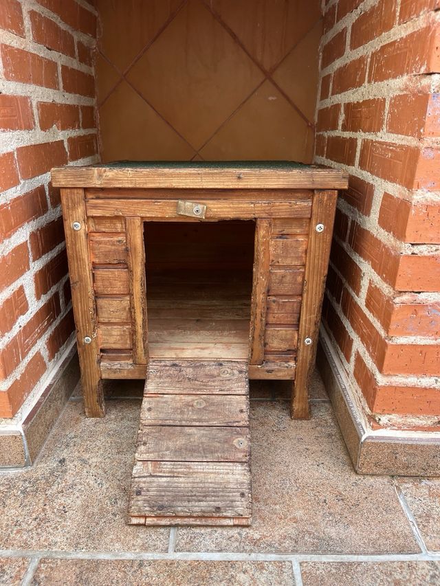 Caseta para perro de madera