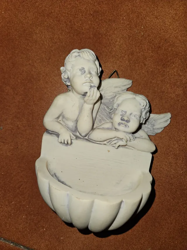 Pila de agua bendita de mármol