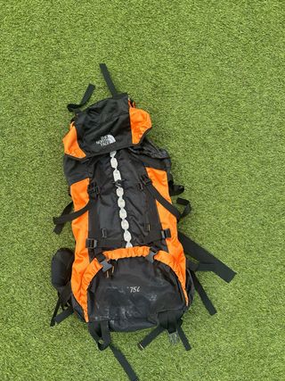 Mochila The North Face 75L Negra/Naranja