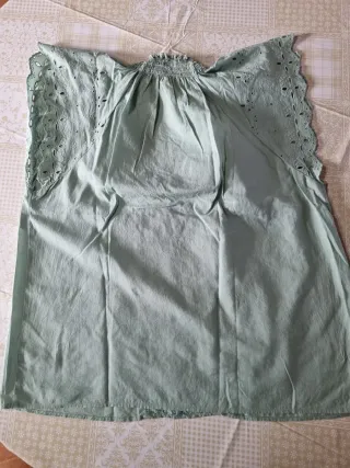 Blusa verde manga corta bordada