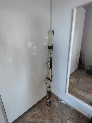 Esquís Twin-Tip con Fijaciones y Bastones