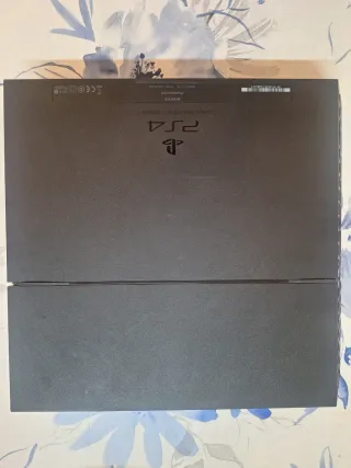 PS4 + Mando + 2 Juegos