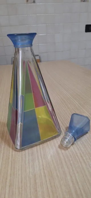 Bottiglia in vetro colorato con tappo