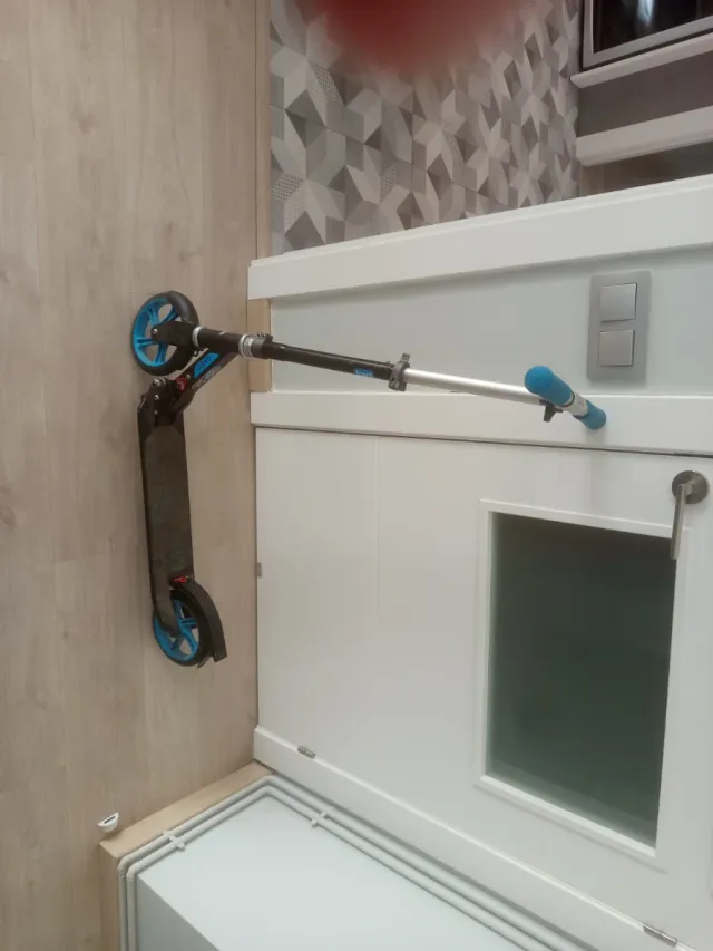 Monopatín azul y negro