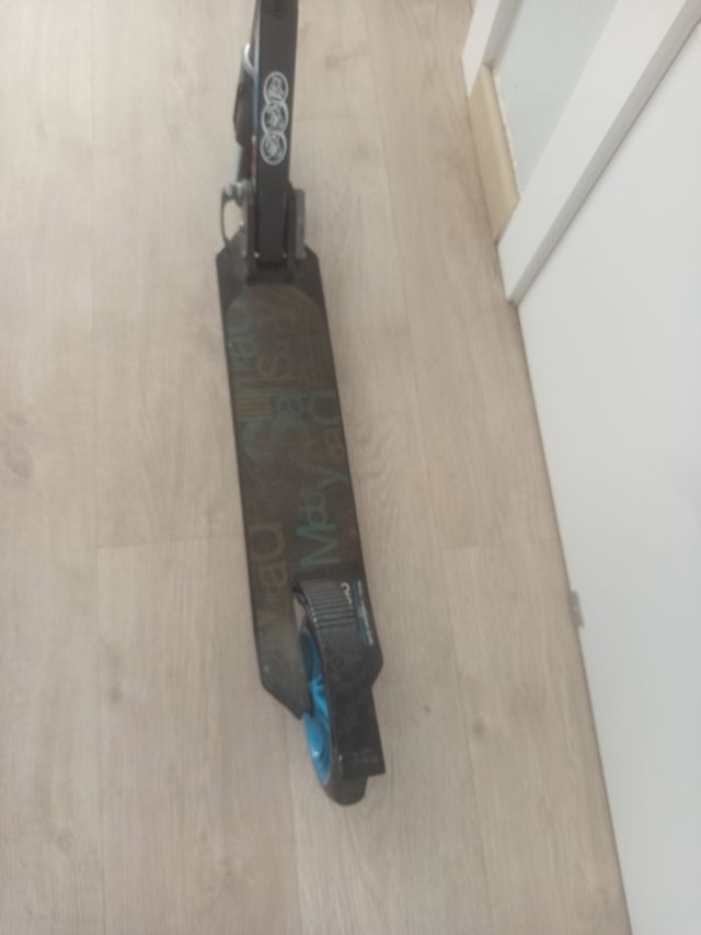 Monopatín azul y negro