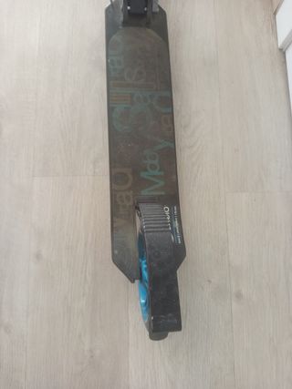 Monopatín azul y negro
