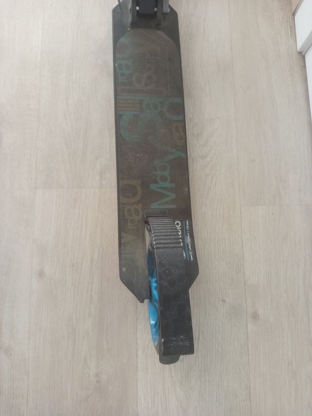 Monopatín azul y negro