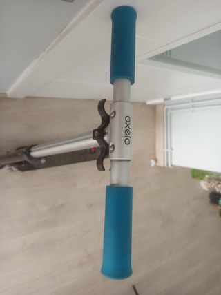 Monopatín azul y negro