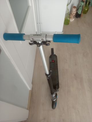 Monopatín azul y negro