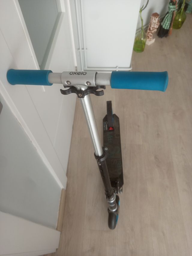 Monopatín azul y negro