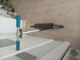 Monopatín azul y negro