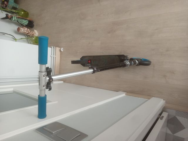 Monopatín azul y negro