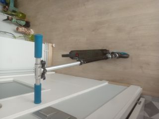 Monopatín azul y negro