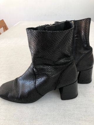 Botines piel efecto serpiente