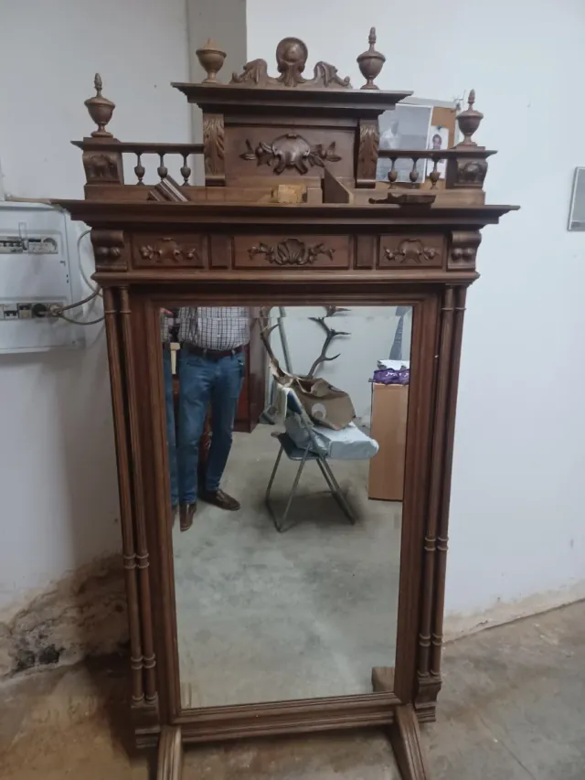 Espejo de madera tallada