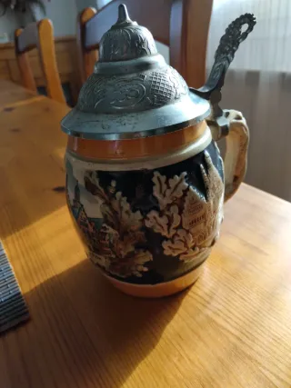 Jarra de cerveza vintage con tapa