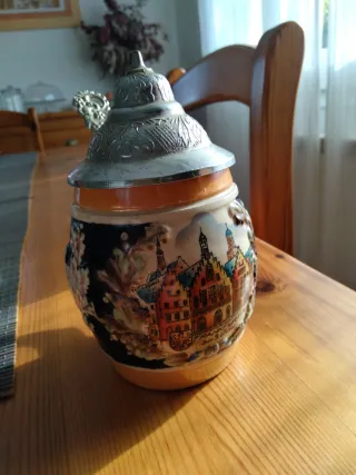 Jarra de cerveza vintage con tapa