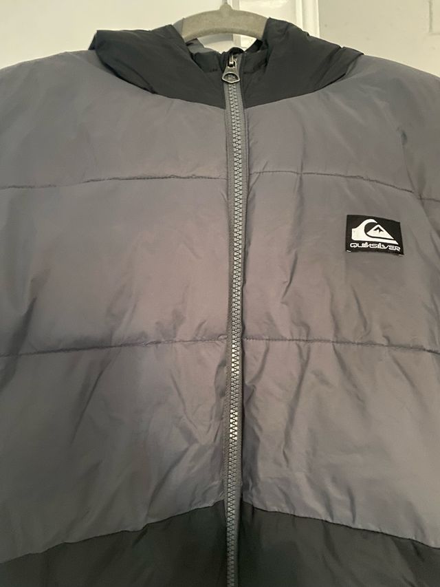 Chaqueta Quiksilver gris y negra