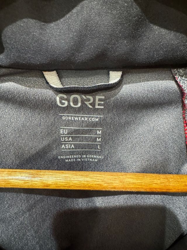 Chaqueta cortavientos Gore-Tex roja