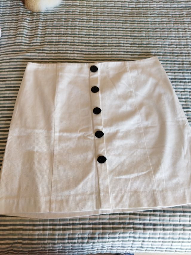 Falda blanca con botones negros
