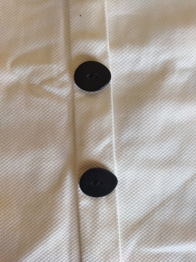 Falda blanca con botones negros