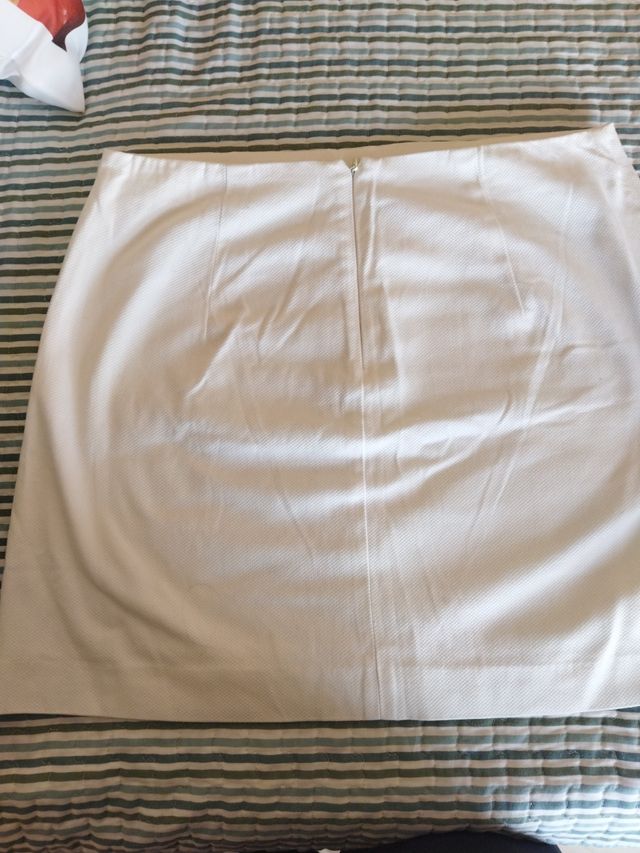 Falda blanca con botones negros