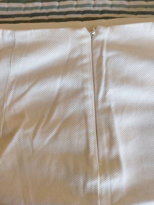 Falda blanca con botones negros