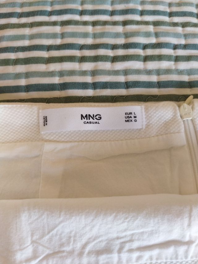 Falda blanca con botones negros