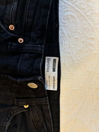 Pantalón vaquero chico skinny negro roto, 