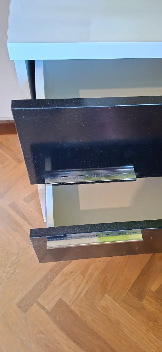 Mesita de noche moderna blanca y negra