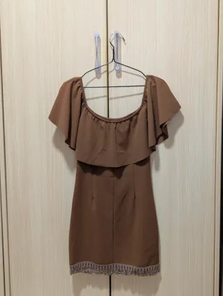Vestido corto marrón con volantes