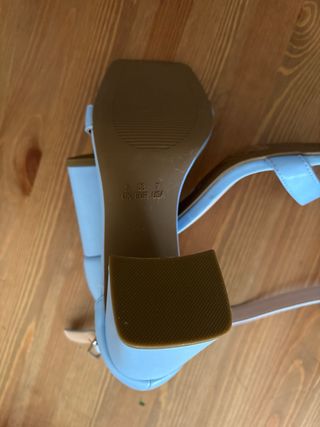 Sandalias azules tacón Primark