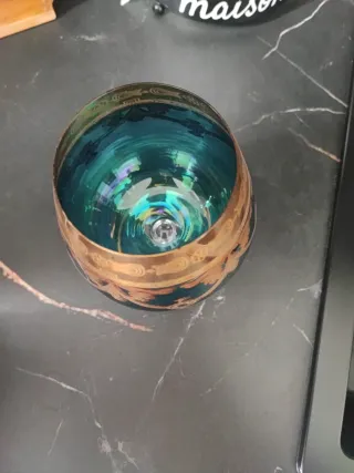 Bicchiere in vetro murano blu con decorazioni oro