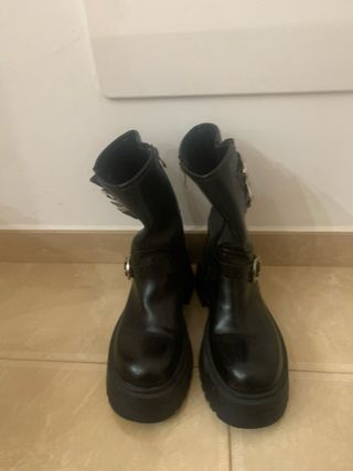 Anfibi neri con fibbie