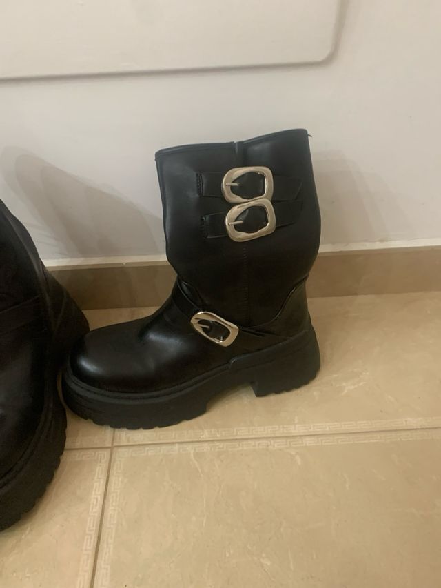 Anfibi neri con fibbie