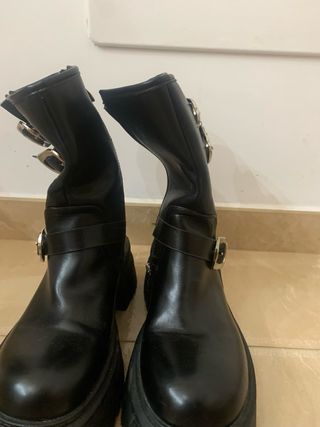 Anfibi neri con fibbie