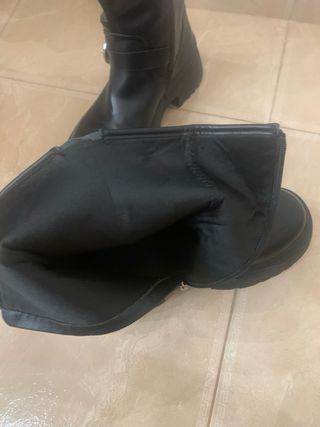 Anfibi neri con fibbie