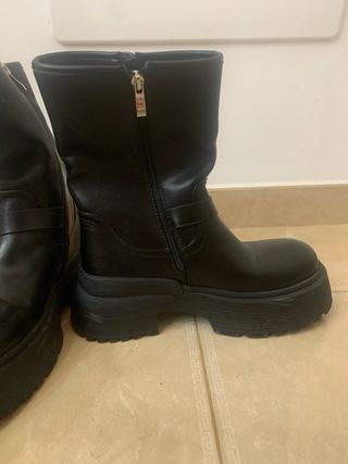 Anfibi neri con fibbie