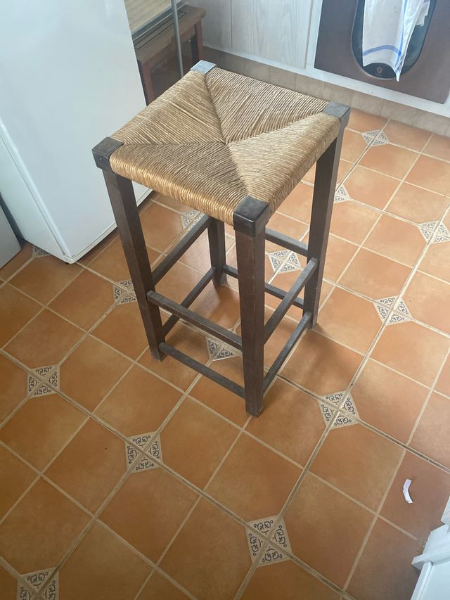 Taburete de madera y yute