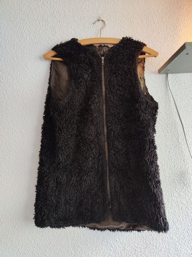 Chaleco peludo negro con cremallera