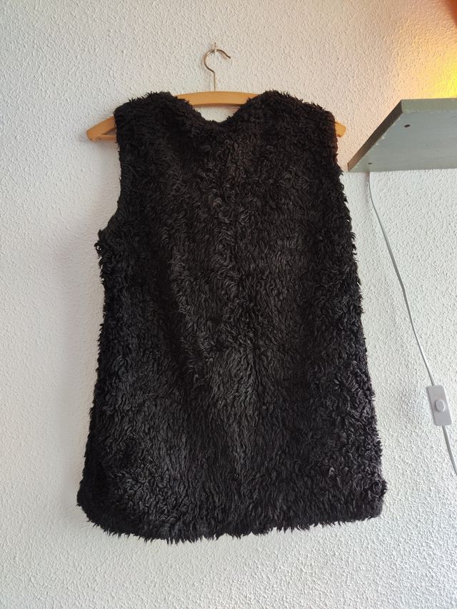 Chaleco peludo negro con cremallera