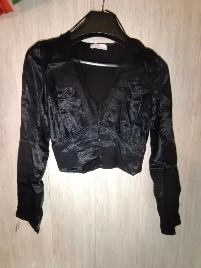 Blusa Bershka satén y encaje negra