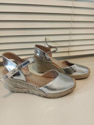Sandalias cuña plateadas