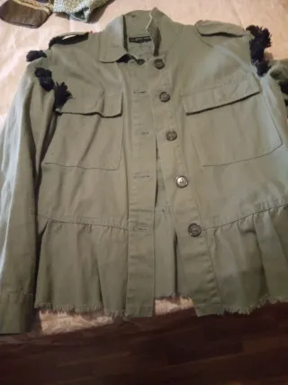 Chaqueta Zara verde militar con flecos