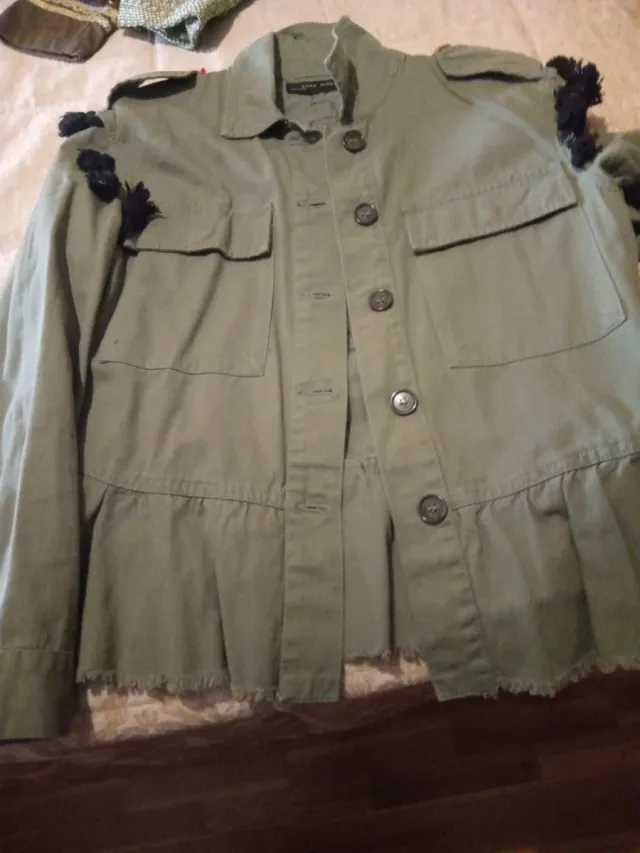 Chaqueta Zara verde militar con flecos