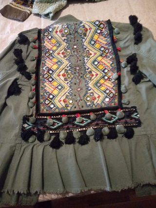 Chaqueta Zara verde militar con flecos
