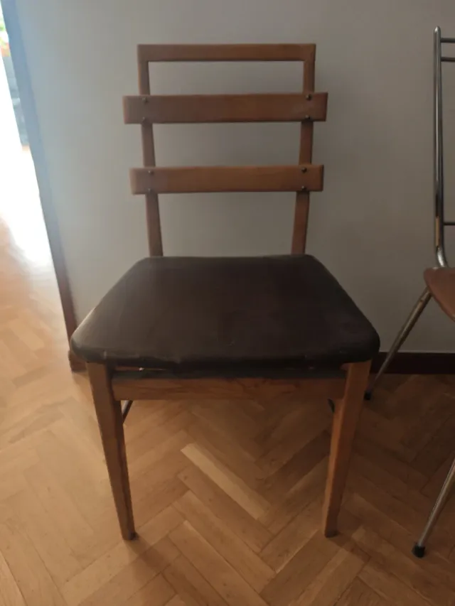 Sedia vintage in legno e pelle anni '70