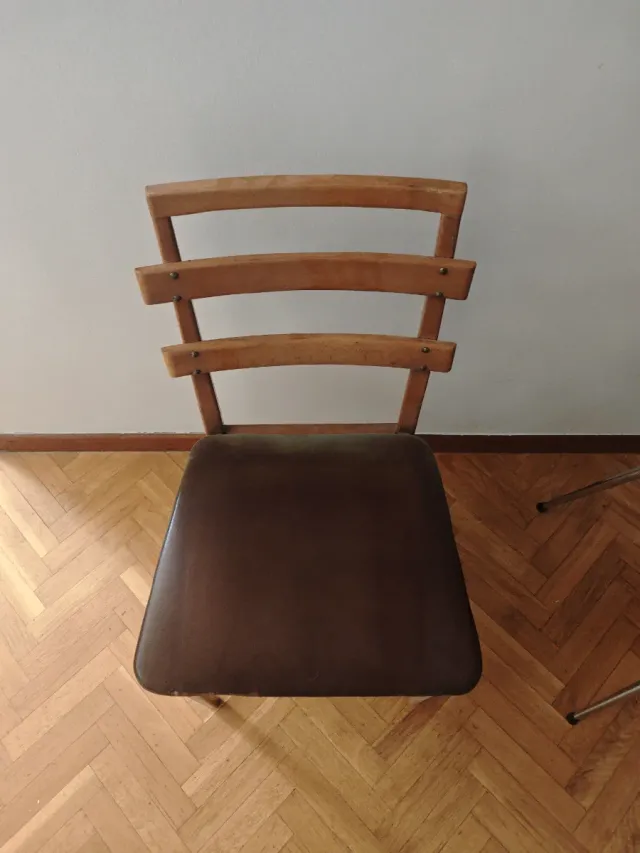 Sedia vintage in legno e pelle anni '70