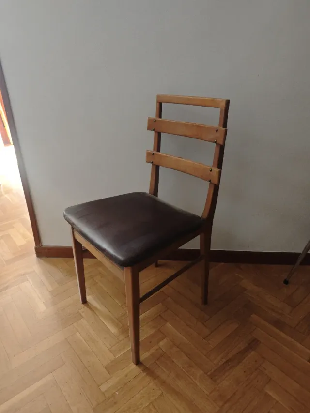 Sedia vintage in legno e pelle anni '70