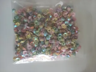 Lote de abalorios y lentejuelas para manualidades